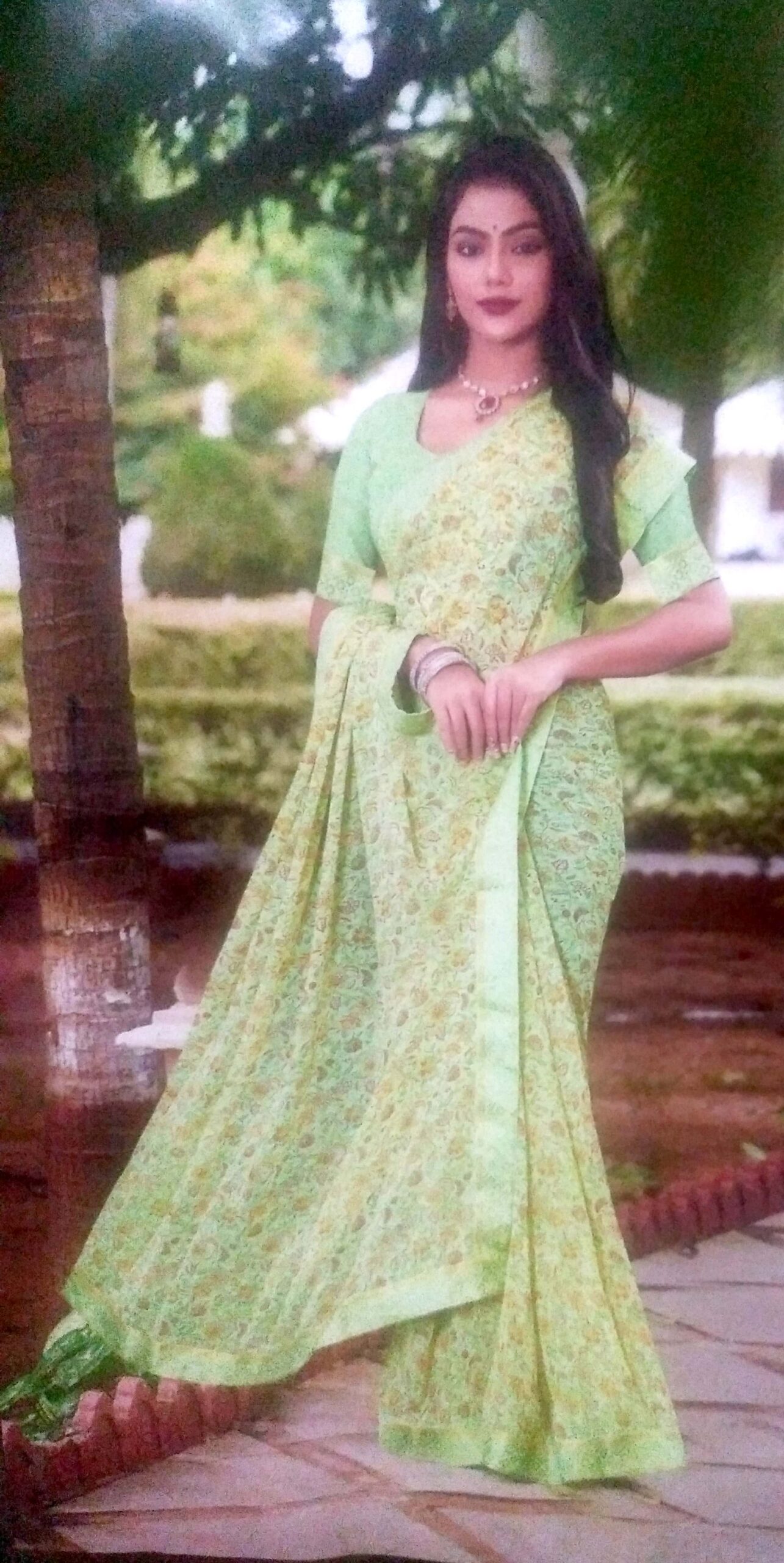 Garden Vareli Summer Roganza Viscose Brasso Floral Print Saree with Unstitched Blouse Piece - Image 2